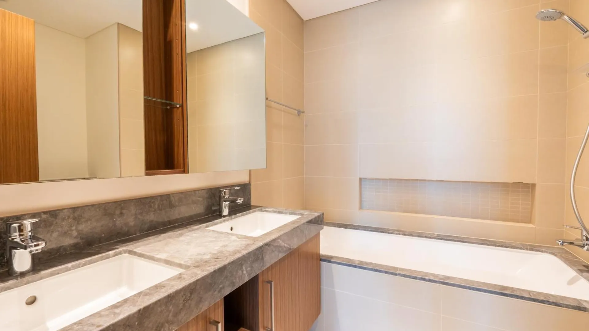 Family Apt - Huge Terrace & Playground Access Apartment Dubai